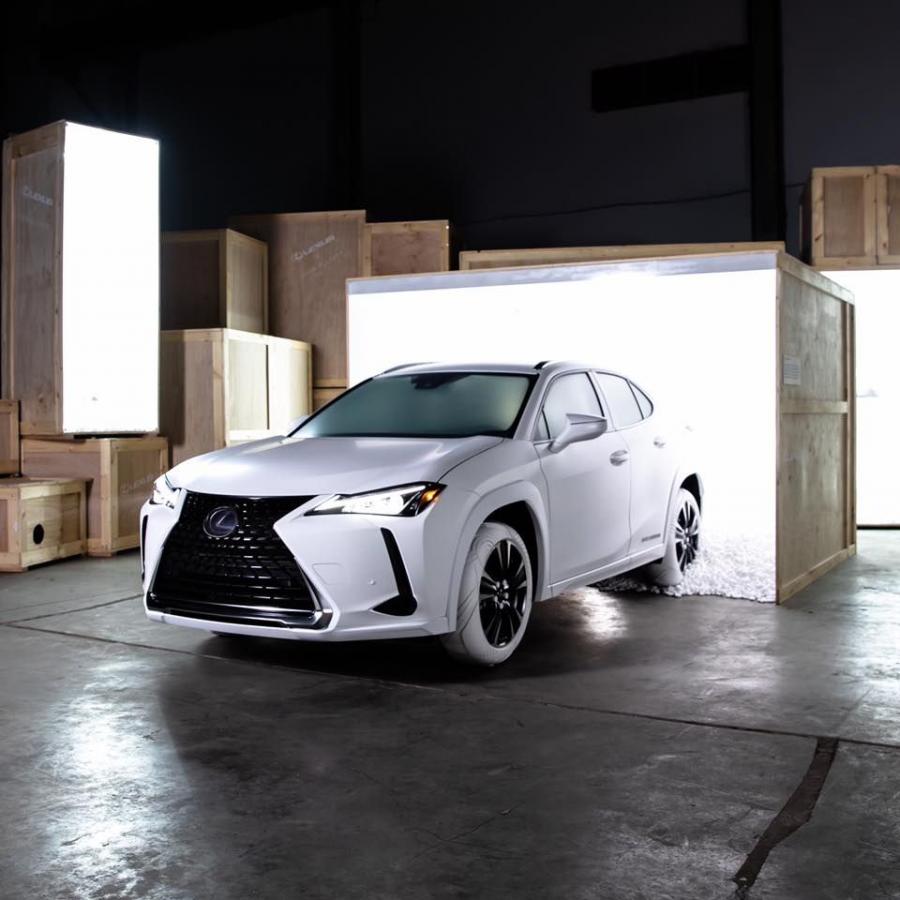  Lexus UX John Elliott x Nike AF1 2019 года  (фото 4 из 10)